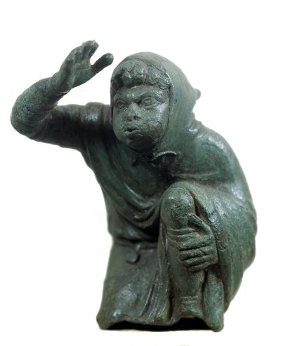 Römische Kunst: bronzene Statuette eines knienden schwarzen Sklaven, der bläst von Roman