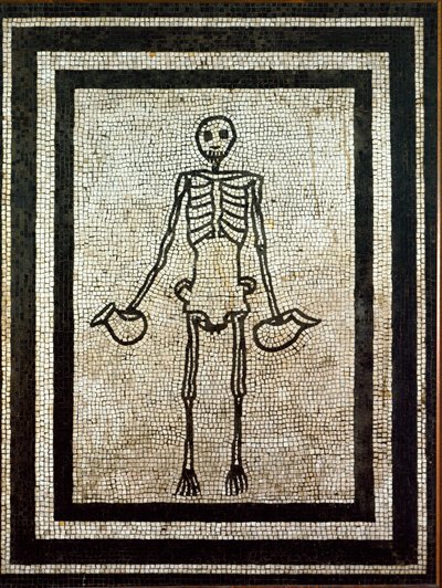 Römische Kunst: Skelett, das zwei Krüge hält. Mosaik des 1. Jahrhunderts. Neapel, Museo Nazionale Archeologico - Römische Kunst: Skelett, das zwei Krüge hält. Mosaik des 1. Jahrhunderts aus Pompeji. Nationales Archäologisches Museum, Neapel, Italien von Roman