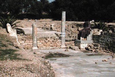 Ruinen einer Straße mit zwei Statuen von Roman
