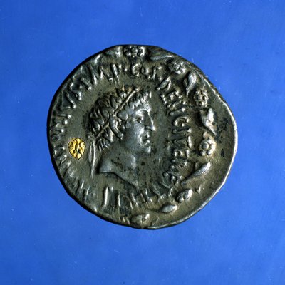Silber- und Goldmünze mit dem Abbild von Marcus Antonius (83 v. Chr. - 30 v. Chr.), ein römischer Politiker, der mit Kleopatra regierte. von Roman