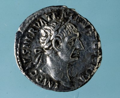 Silbermünze mit dem Abbild des römischen Kaisers Nerva (26 - 98) von Roman