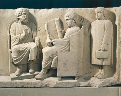 Steinernes Grabdenkmal mit Relief, das die Neumagen-Schule mit Lehrer und Schülern darstellt, um 180 von Roman