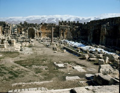 Ansicht des Großen Hofes des antiken Tempelkomplexes von Heliopolis, 2. Jahrhundert von Roman