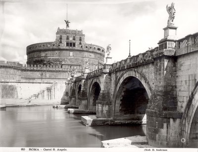 Ansicht der Burg und der Brücke, erbaut 135-39 n. Chr., vom Ufer des Tiber aus gesehen von Roman