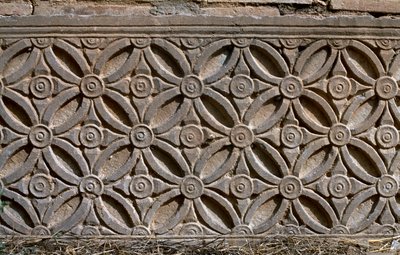 Architektonisches Fragment mit geschnitzter Dekoration, Hochimperialzeit (27 v. Chr.-395 n. Chr.) von Roman Imperial Period