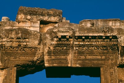 Tempel des Bacchus, Detail des Türsturzes, Hochimperiale Periode 27 v. Chr. - 395 n. Chr. (Foto) von Roman Imperial Period