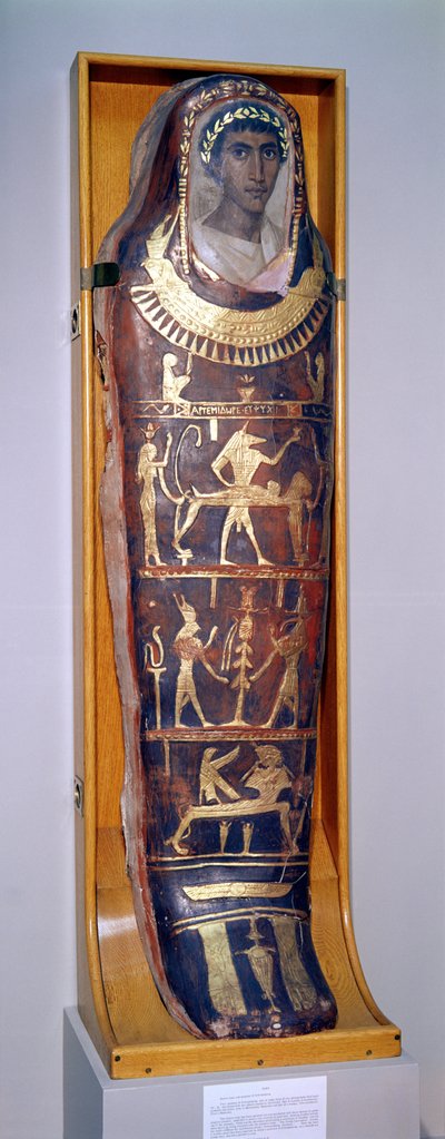 Bemalter und vergoldeter Mumienkasten von Artemidorus mit Enkaustikporträt im hellenistischen Stil, aus Hawara von Roman Period Egyptian