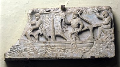 Deckel eines Sarkophags mit symbolischer Darstellung eines Schiffes namens Thekla: Der heilige Paulus hält das Ruder und manövriert das Segel von Roman Roman
