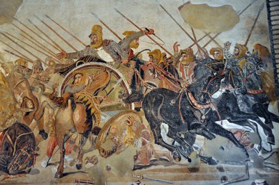 Detail eines Mosaiks von Pompeji: Schlacht von Issos zwischen Alexander und Darius (4. Jahrhundert v. Chr.). - König Darius III. Codoman (380-330 v. Chr.), verzweifelt auf seinem Streitwagen - opus vermiculatum - Archäologisches Museum von Neapel, Italien  von Roman Roman