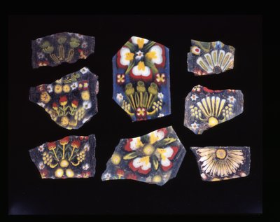 Acht florale Fragmente architektonischer Plaketten, Mosaikglastechnik, ca. 1. Jahrhundert v. Chr. - 1. Jahrhundert n. Chr. von Roman Roman