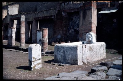 Brunnen auf dem Decumanus Maximus, 5. Jahrhundert v. Chr. - 1. Jahrhundert n. Chr. von Roman Roman