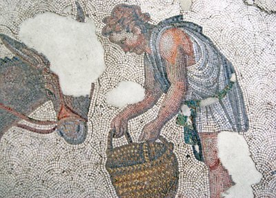 Mosaik, das einen Mann zeigt, der sein Maultier füttert, Arasta-Basar, Sultan-Ahmet-Moschee, Istanbul von Roman Roman