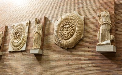Plaketten an der Wand in der Haupthalle von Roman Roman