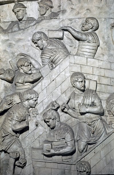 Römische Kunst: Bau eines Forts im römischen Lager. Abguss von 1862, der die Reliefs der Trajanssäule in Rom reproduziert von Roman Roman