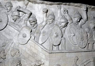 Römische Kunst: Römische Soldaten verteidigen eine Festung (Abguss von 1862) von Roman Roman