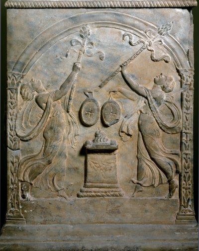 Römische Kunst: Grabaltar, der zwei tanzende Mänaden darstellt. Flachrelief. Rom, Nationalmuseum von Roman Roman