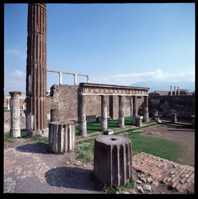 Römische Kunst: Blick auf den Tempel des Apollo auf der archäologischen Stätte von Pompeji (4. Jahrhundert v. Chr. - 2. Jahrhundert v. Chr.), Italien von Roman Roman