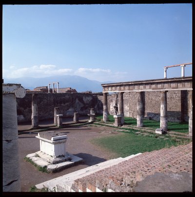 Römische Kunst: Ansicht des Tempels des Apollo auf der archäologischen Stätte von Pompeji (4. Jahrhundert v. Chr. - 2. Jahrhundert v. Chr.) Italien von Roman Roman