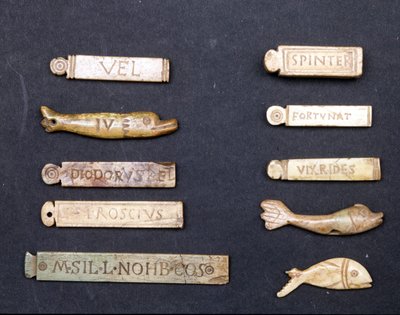 Theaterkarten aus Elfenbein aus der Römerzeit. Museo della Scala in Mailand von Roman Roman