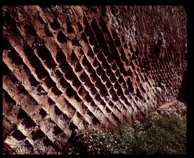 Ansicht der Mauern, gebaut mit der Technik des opus reticulatum von Roman Roman