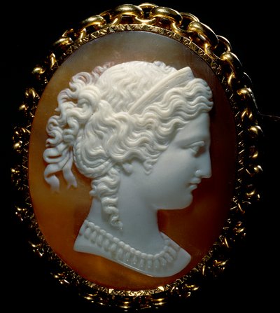 Porträt eines weiblichen Profils; Kamee auf Sardonyx, in Gold gefasst von Roman School