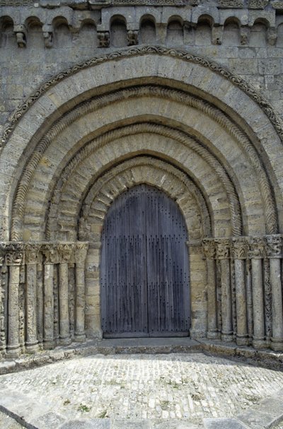Kirche aus dem 12. Jahrhundert mit hübscher Poitevine-Fassade (romanischer Stil). Chaize-Giraud in Vendée (85). von Romanesque