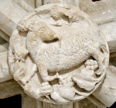 Ein Lamm, Detail des Gewölbes der Saint-Laurent-Kapelle, ursprünglich über der Zisterzienserabtei von Fontenay (Burgund, Frankreich) von Romanesque