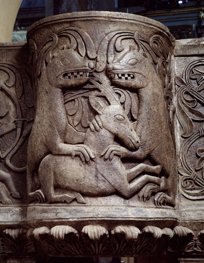 Kämpfende Tiere, Detail des Ambos des Kanzelreliefs von Romanesque