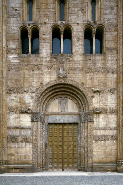 Detail der Fassade mit dem Portal der Basilika von Romanesque