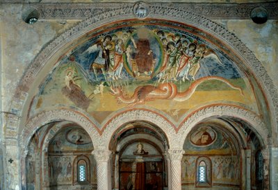 Darstellung der Apokalypse: Die Engel durchbohren das Monster mit sieben Köpfen mit ihren Pfeilen von Romanesque