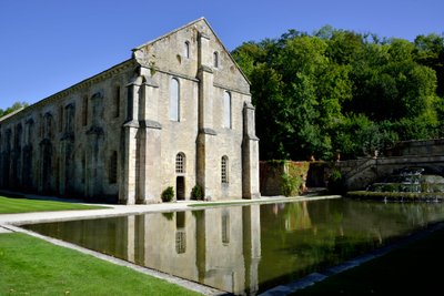 Romanische Architektur: Außenansicht der Schmiede der Zisterzienserabtei von Fontenay, Burgund, Ende des 12. Jahrhunderts von Romanesque