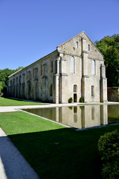 Romanische Architektur: Außenansicht der Schmiede der Zisterzienserabtei von Fontenay, Burgund, Ende des 12. Jahrhunderts von Romanesque