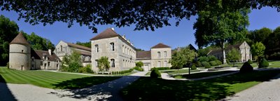 Romanische Architektur: Panoramablick auf die Zisterzienserabtei von Fontenay, Burgund von Romanesque