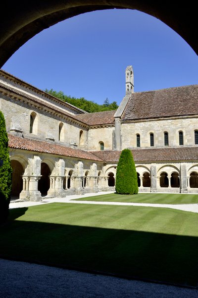 Romanische Architektur: Ansicht des Kreuzgangs und der Gebäude der Zisterzienserabtei von Fontenay, Burgund von Romanesque