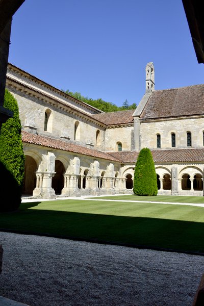 Romanische Architektur: Blick auf den Kreuzgang und die Gebäude der Zisterzienserabtei von Fontenay, Burgund von Romanesque
