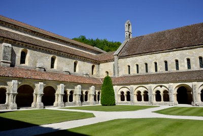 Romanische Architektur: Blick auf den Kreuzgang und die Gebäude der Zisterzienserabtei von Fontenay, Burgund von Romanesque