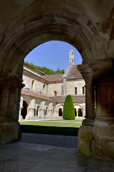 Romanische Architektur: Ansicht des Kreuzgangs und der Gebäude der Zisterzienserabtei von Fontenay, Burgund von Romanesque