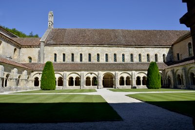 Romanische Architektur: Ansicht des Kreuzgangs und der Gebäude der Zisterzienserabtei von Fontenay, Burgund von Romanesque