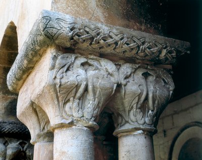 Romanische Kunst: Kapitelle des Kreuzgangs mit Vogelmotiven. Architektur von Romanesque