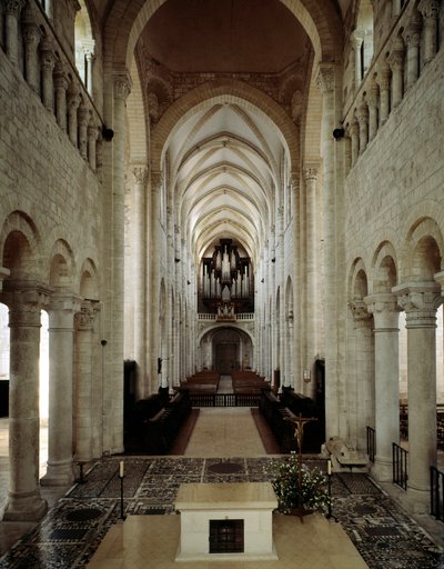 Romanische Kunst: Innenansicht der Basilika von Saint Benoit sur Loire (Loiret), erbaut zwischen dem 11. und 13. Jahrhundert von Romanesque