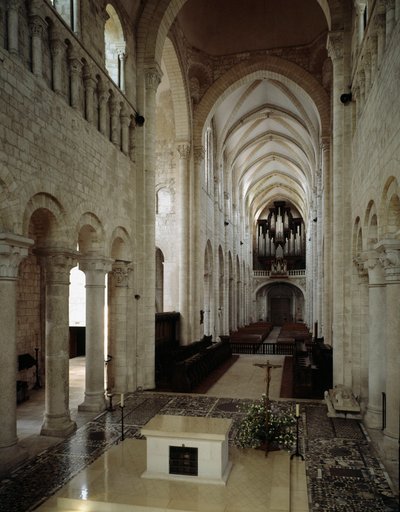 Romanische Kunst: Innenansicht der Basilika von Saint Benoit sur Loire (Loiret), erbaut zwischen dem 11. und 13. Jahrhundert von Romanesque