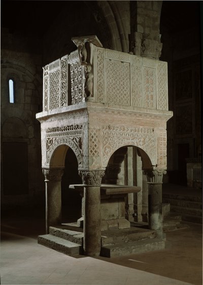 Romanische Kunst: Kanzel der Kirche, dekoriert mit Marmor und Reliefs, Kirche Santa Maria Maggiore (Tuscania, Italien) von Romanesque