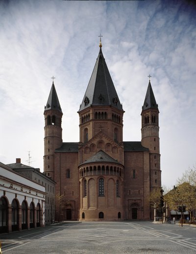 Romanische Kunst: Blick auf die Kathedrale von Saint Martin, erbaut zwischen dem 10. und 12. Jahrhundert. Mainz, Deutschland von Romanesque