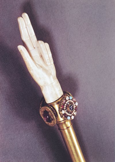Die Hand der Gerechtigkeit der Könige von Frankreich, aus dem Schatz von St. Denis (Elfenbein und Edelsteine) von Romanesque