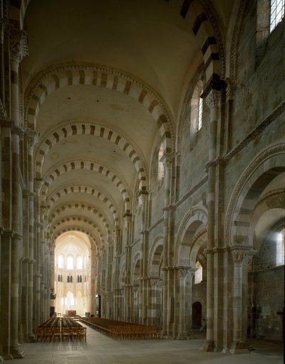 Ansicht des Mittelschiffs der Basilika Santa Maria Magdalena von Romanesque
