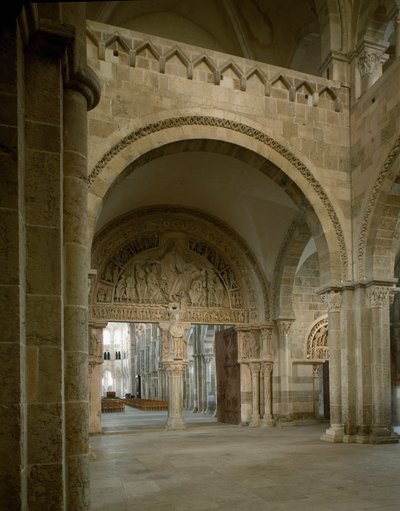 Ansicht des Narthex und des zentralen Tympanons, das die Mission der Apostel darstellt. Basilika Sainte-Marie-Madeleine (1096-1106), Vézelay, Yonne von Romanesque