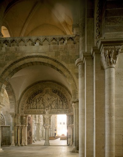 Ansicht des Narthex und des zentralen Tympanons, das die Mission der Apostel darstellt. Basilika von Santa Maria Magdalena (Sainte Marie Madeleine (1096-1106), Vezelay, Yonne von Romanesque