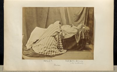 [Lady Middleton als "Elaine" und Sophy L.M. in Tableau Vivant aus "Idylls of the King"] von Ronald Ruthven Leslie Melville
