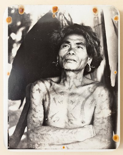 Ein tätowierter Ifugao aus dem Kababuyan-Distrikt von Roy Barton