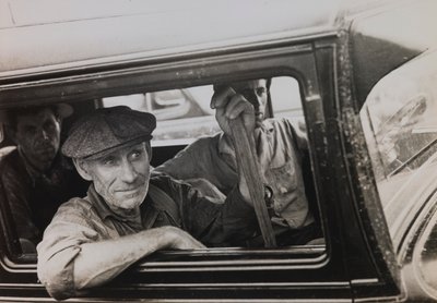 Ohne Titel (Männer im Lastwagen) von Russell Lee